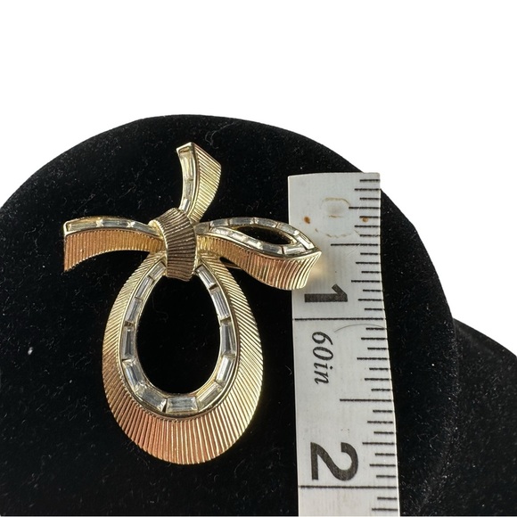 Vtg Signed Crown Trifari Gold Tone Bow Ribbon Clear Rhinestones Brooch Pin 2” - Picture 13 of 14